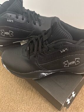Under Armour Boys size 4.5 Black Athletic Shoes
